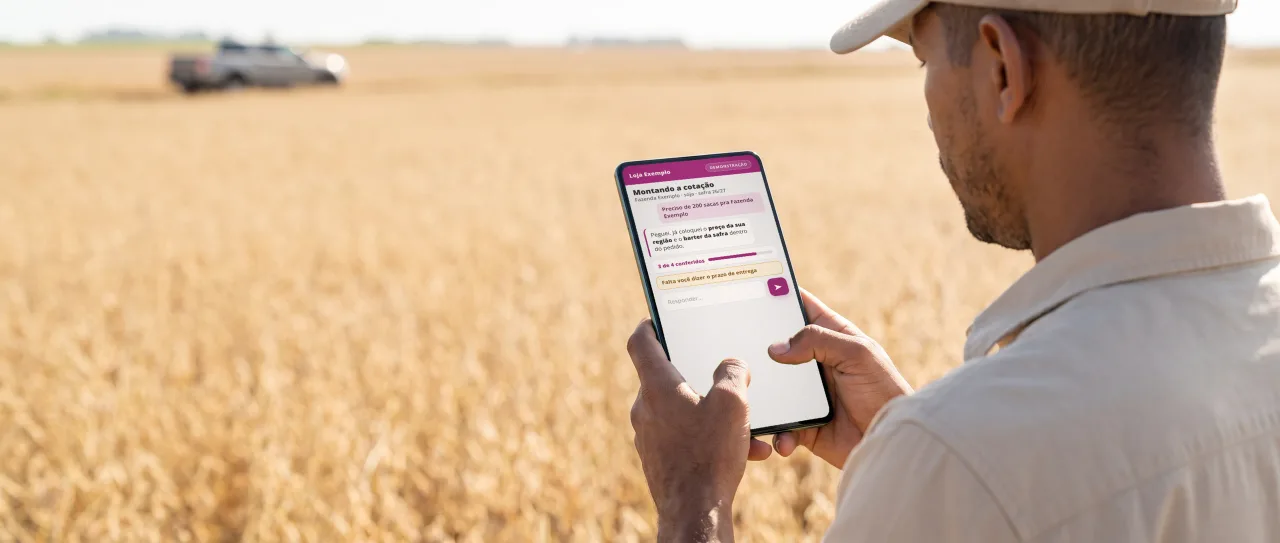 RTV de boné e camisa de campo segura o celular numa lavoura; a tela mostra a conversa em que a cotação está sendo montada.