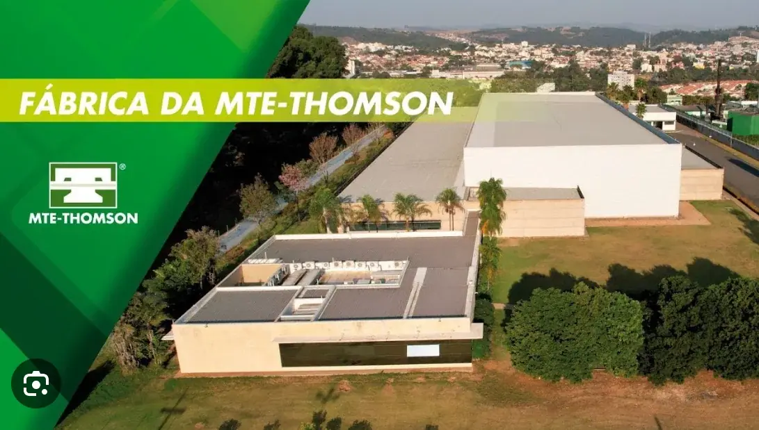 Vista aérea do complexo industrial da fábrica da MTE-THOMSON cercado por vegetação